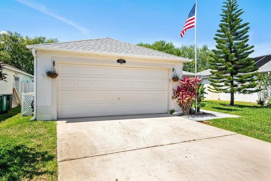 Photo of 1209 White Oak Circle