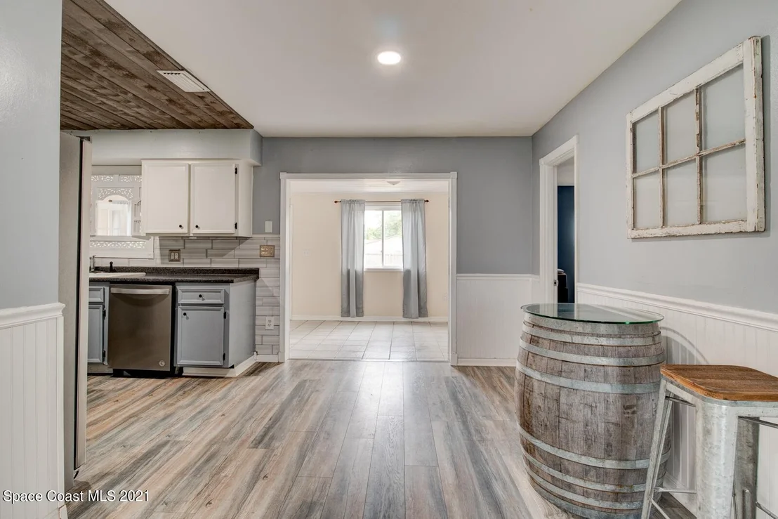 Photo of 6039 Apple Avenue