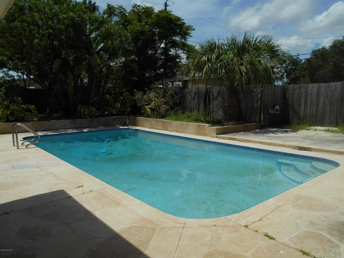 Photo of 1033 Cabot Drive NE