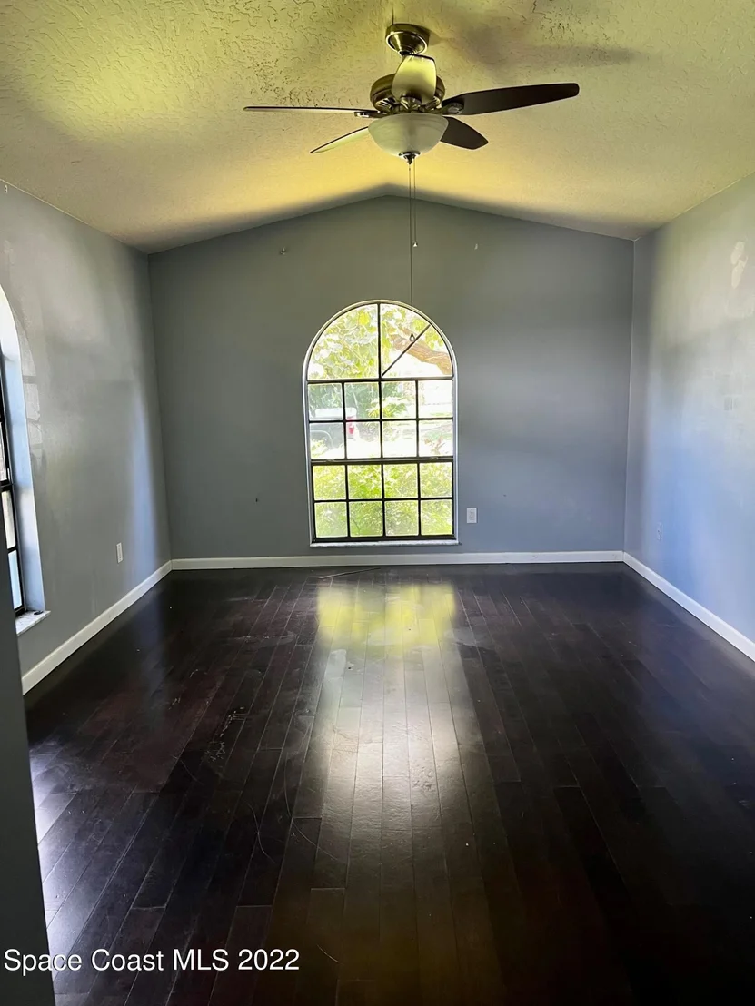 Photo of 950 Streamlet Avenue