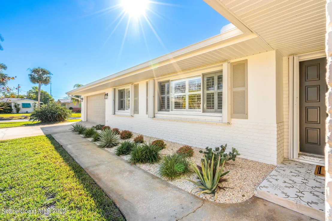 Photo of 644 N Robert Way