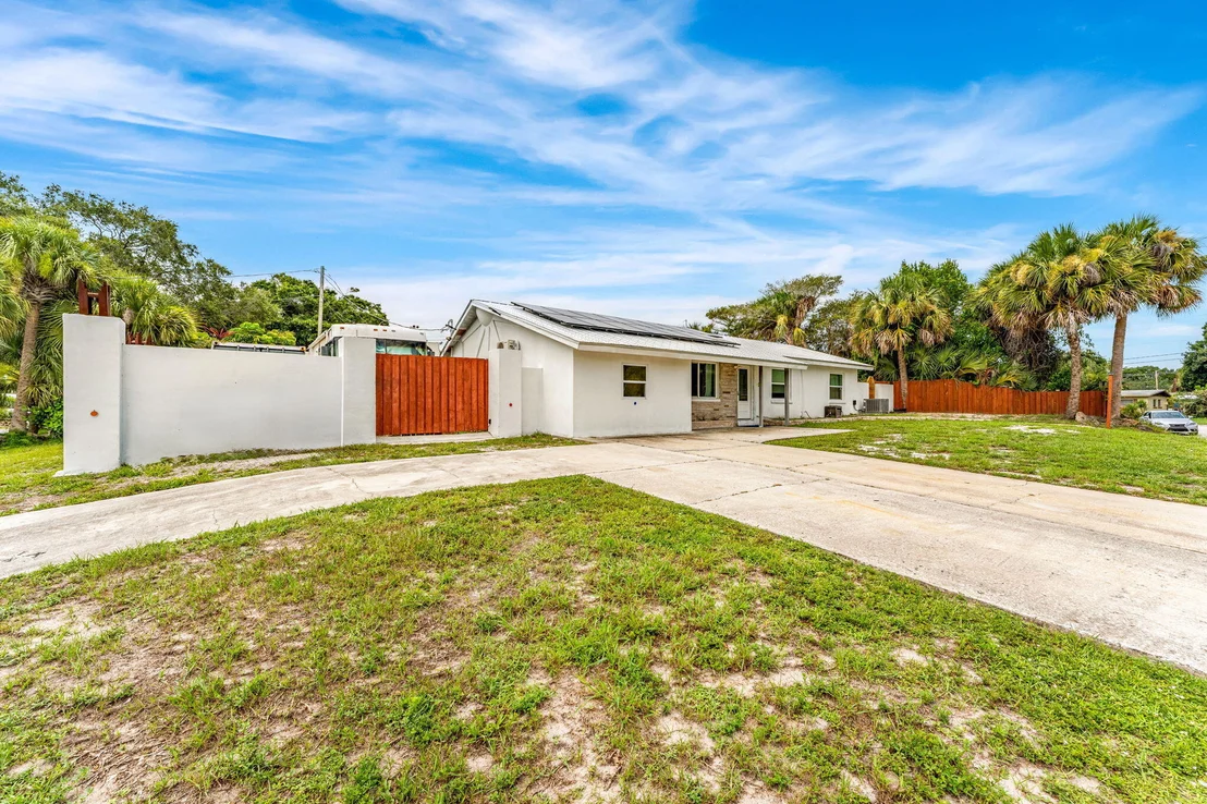 Photo of 1557 Hillcrest Drive