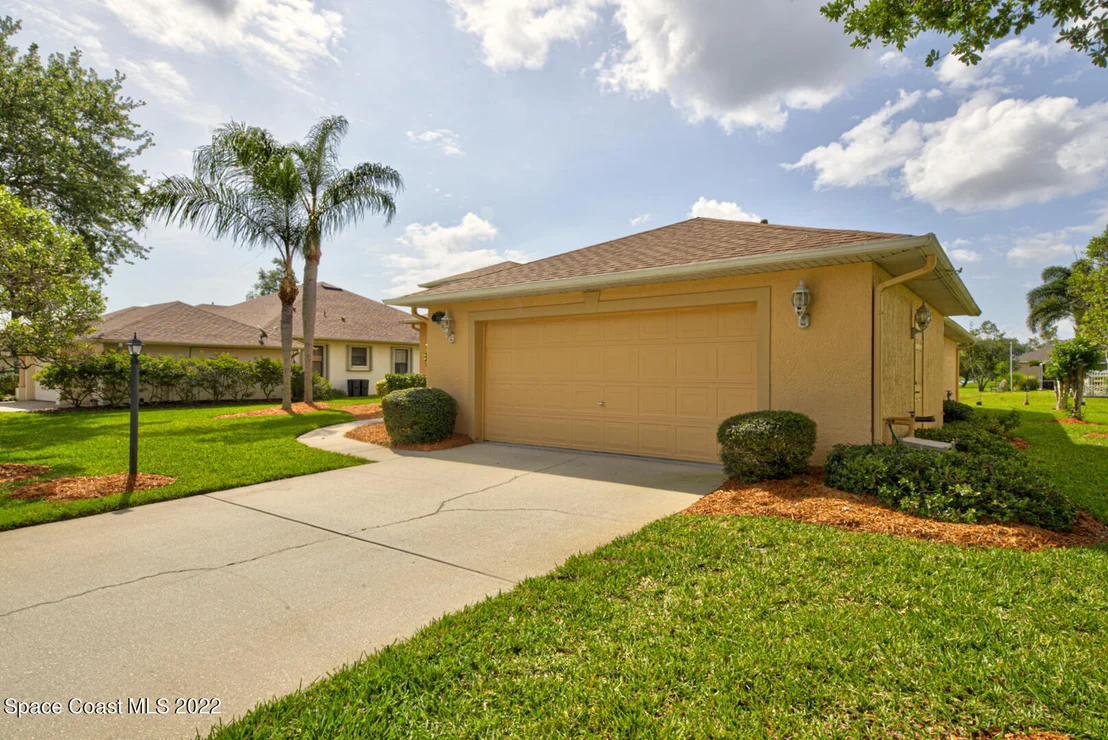 Photo of 5948 Newbury Circle