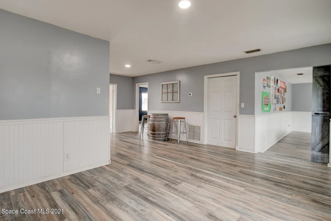 Photo of 6039 Apple Avenue