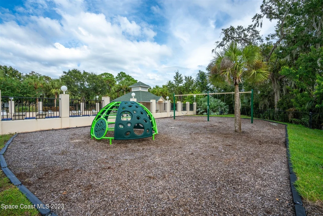 Photo of 915 Chatsworth Drive