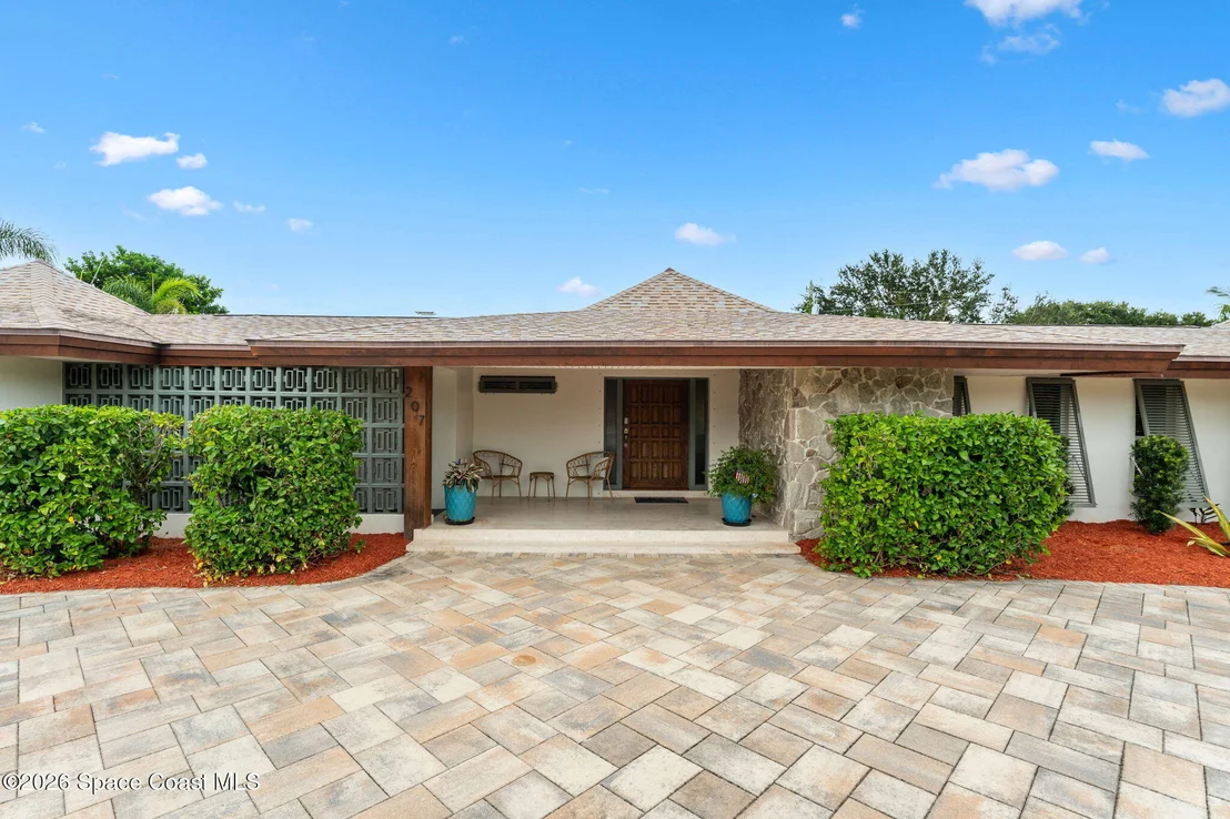 Photo of 207 Riverside Drive