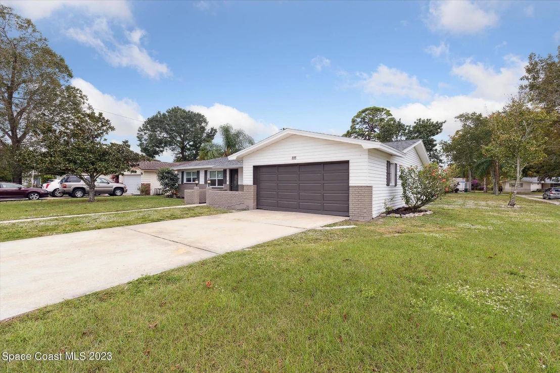 Photo of 885 Kings Post Road