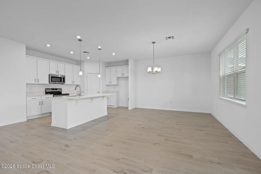 Photo of 926 Castleford Avenue NE