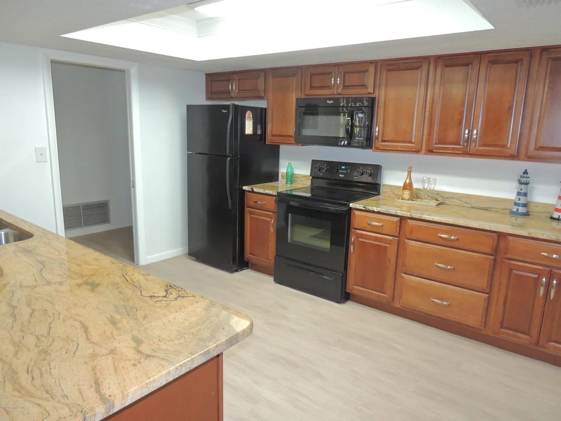 Photo of 327 Dorset Drive S
