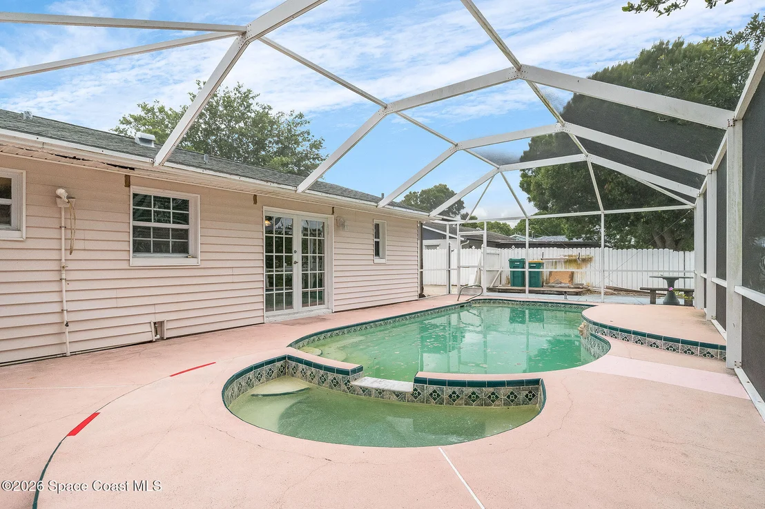 Photo of 586 Louvre Drive