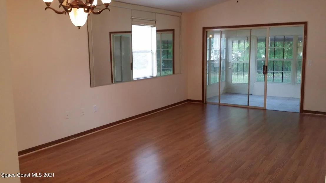Photo of 933 S Fork Circle