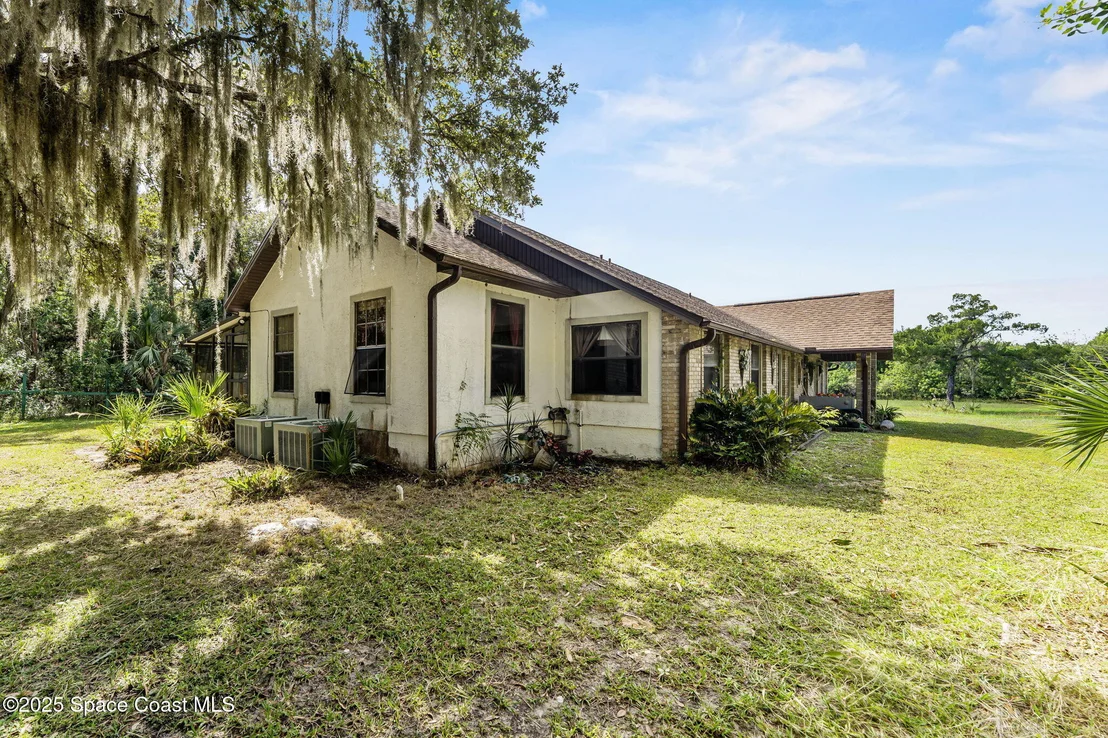 Photo of 2821&2825 Lionel Road