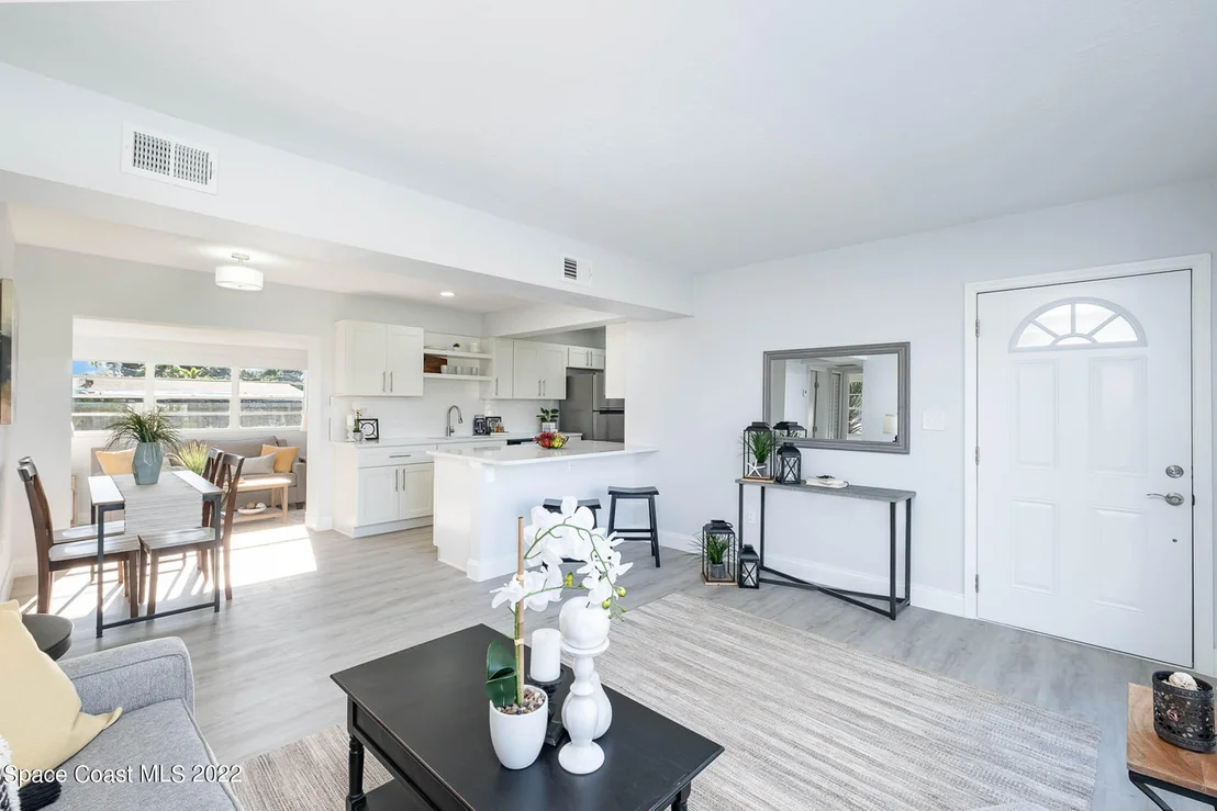 Photo of 948 Canada Street NE