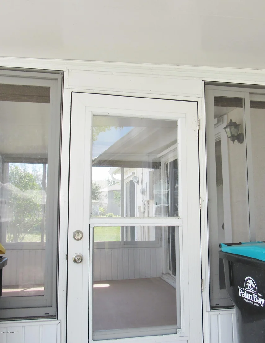 Photo of 1043 NE Goldenrod Circle NE