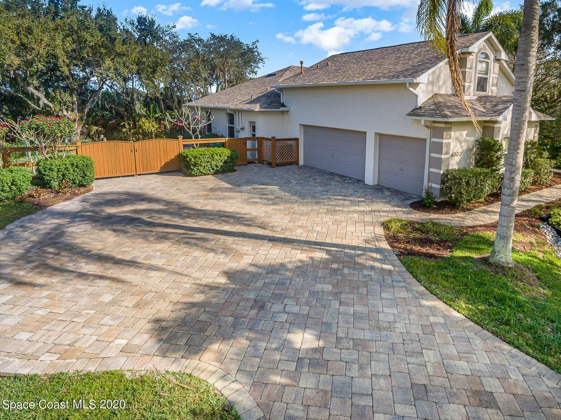 Photo of 4333 Long Lake Road