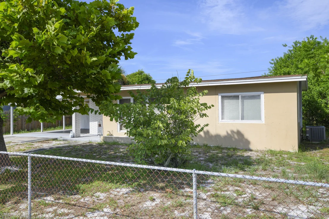 Photo of 939 Bianca Drive NE