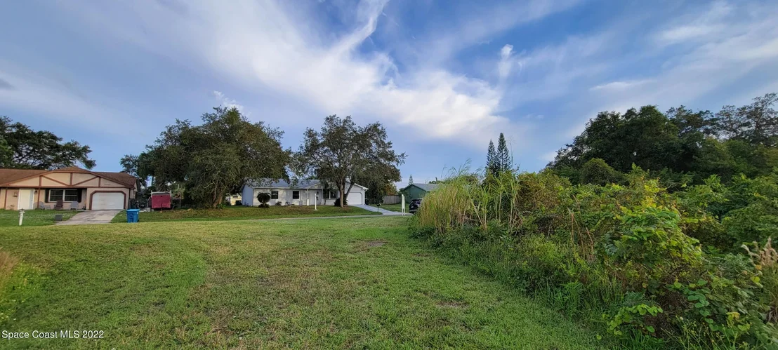 Photo of 981 Cadillac Drive NE