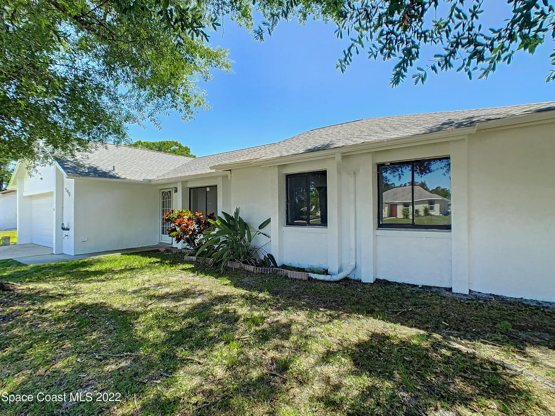 Photo of 580 Eldron Boulevard SE