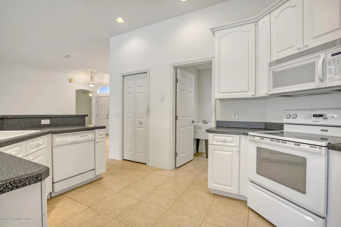 Photo of 975 Pineland Drive