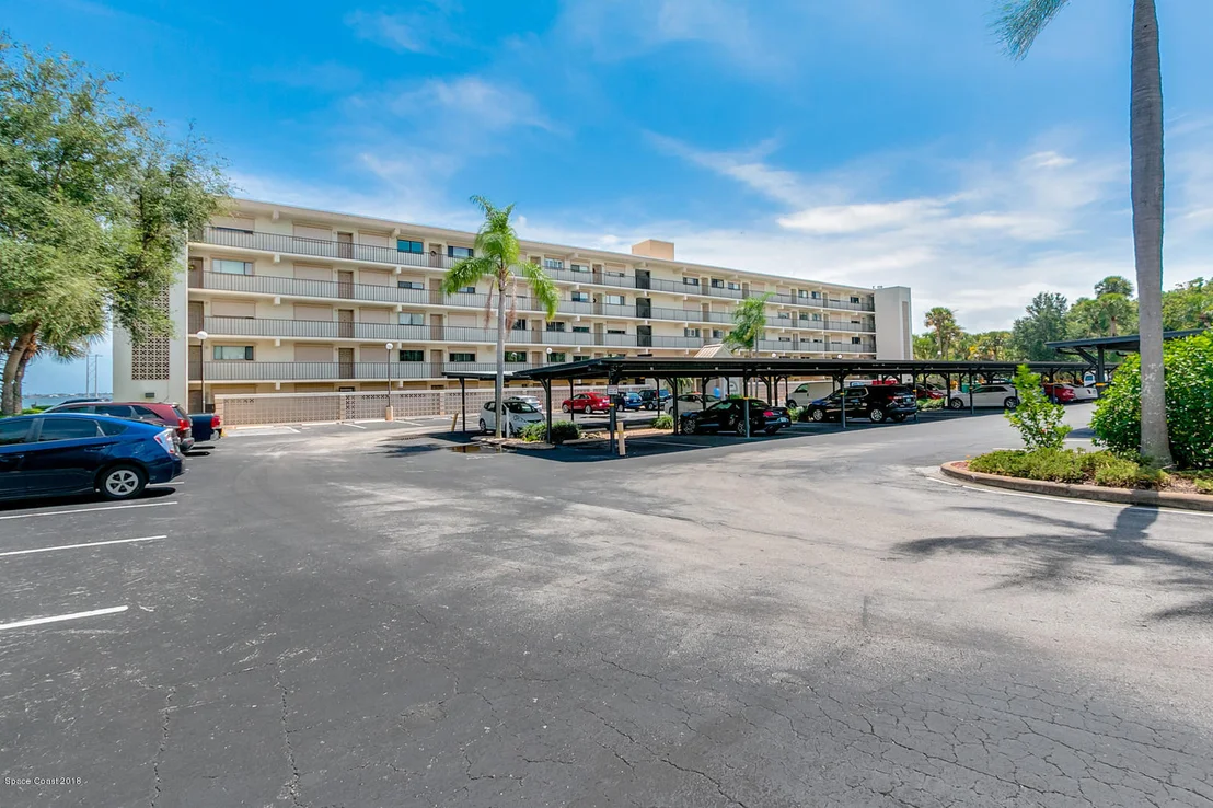 Photo of Unit 306 at 3901 Dixie Highway NE