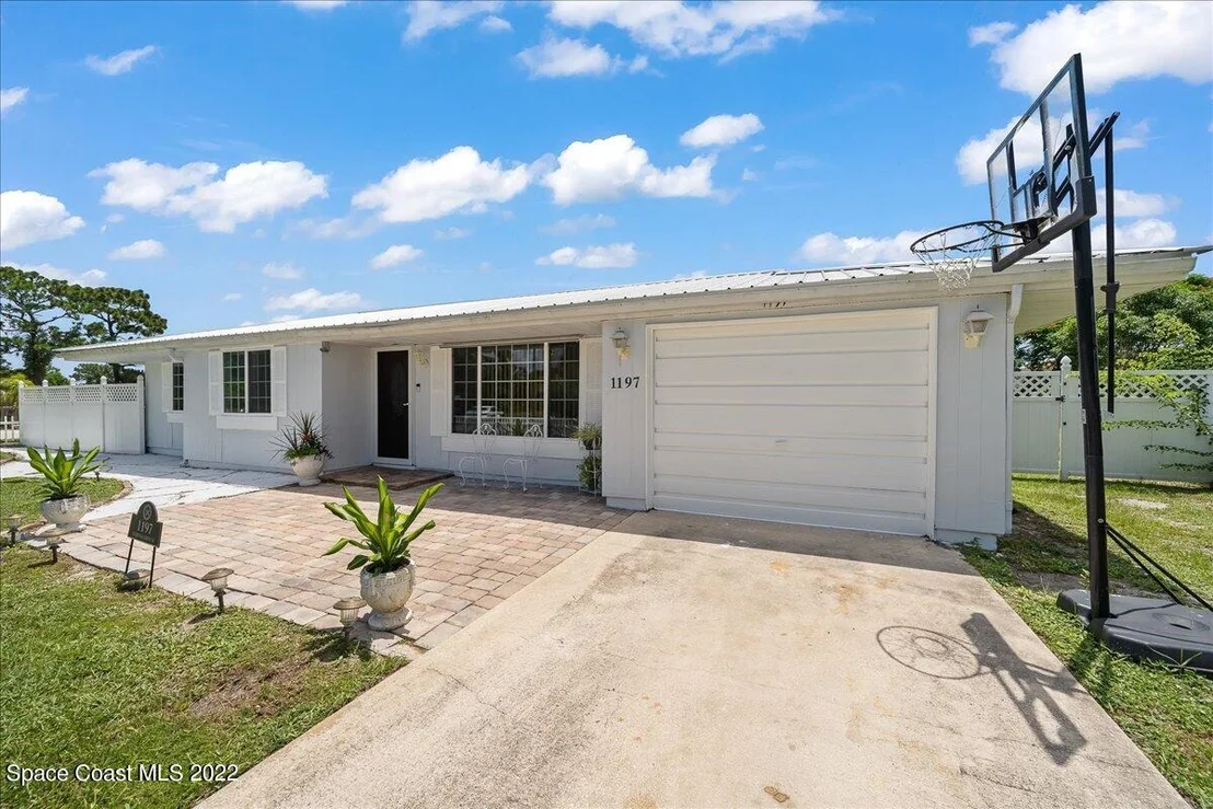 Photo of 1197 Mariposa Drive NE