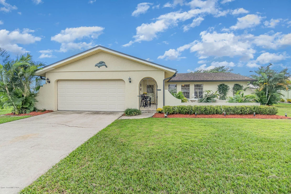 Photo of 2581 Corbusier Drive