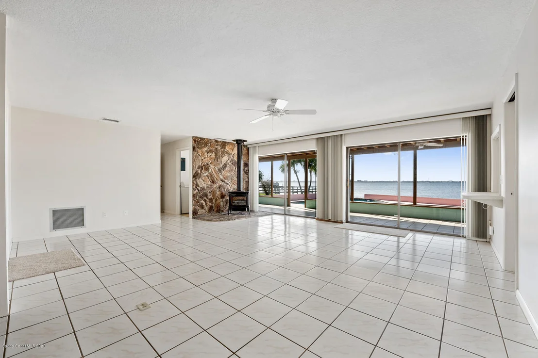 Photo of 447 Riverview Lane