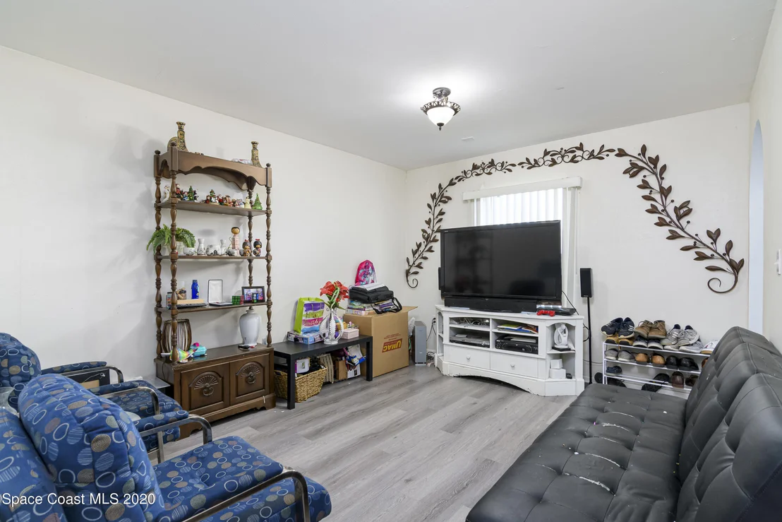 Photo of 1249 White Oak Circle