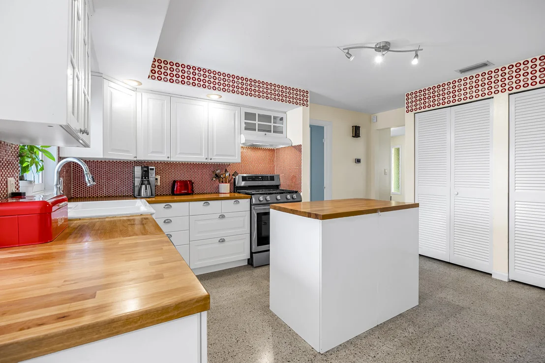 Photo of 864 Kings Post Road