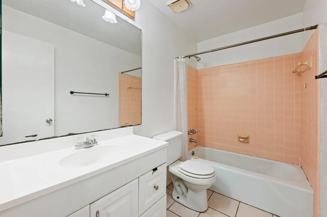 Photo of 822 Onyx Drive NE