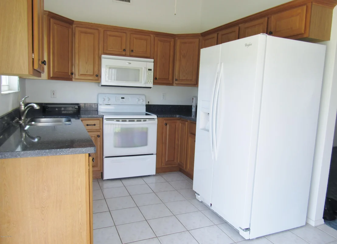 Photo of 1043 NE Goldenrod Circle NE