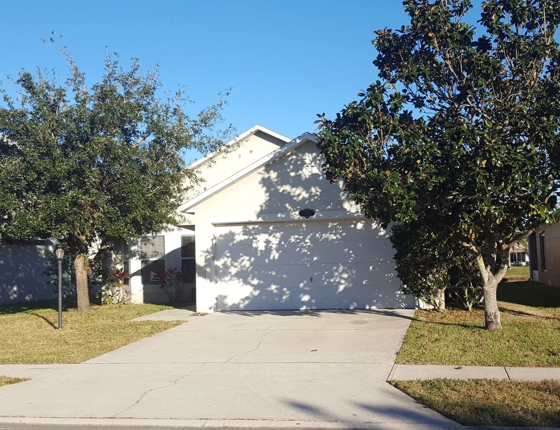 Photo of 1210 White Oak Circle