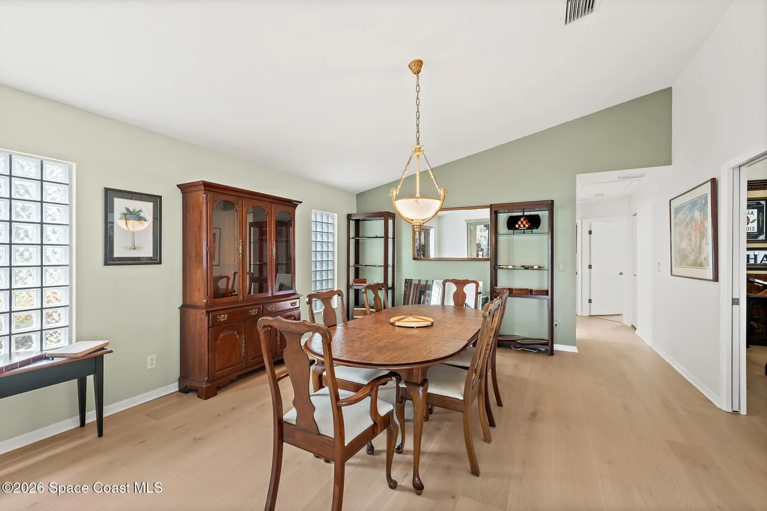 Photo of 2318 N Riverside Drive