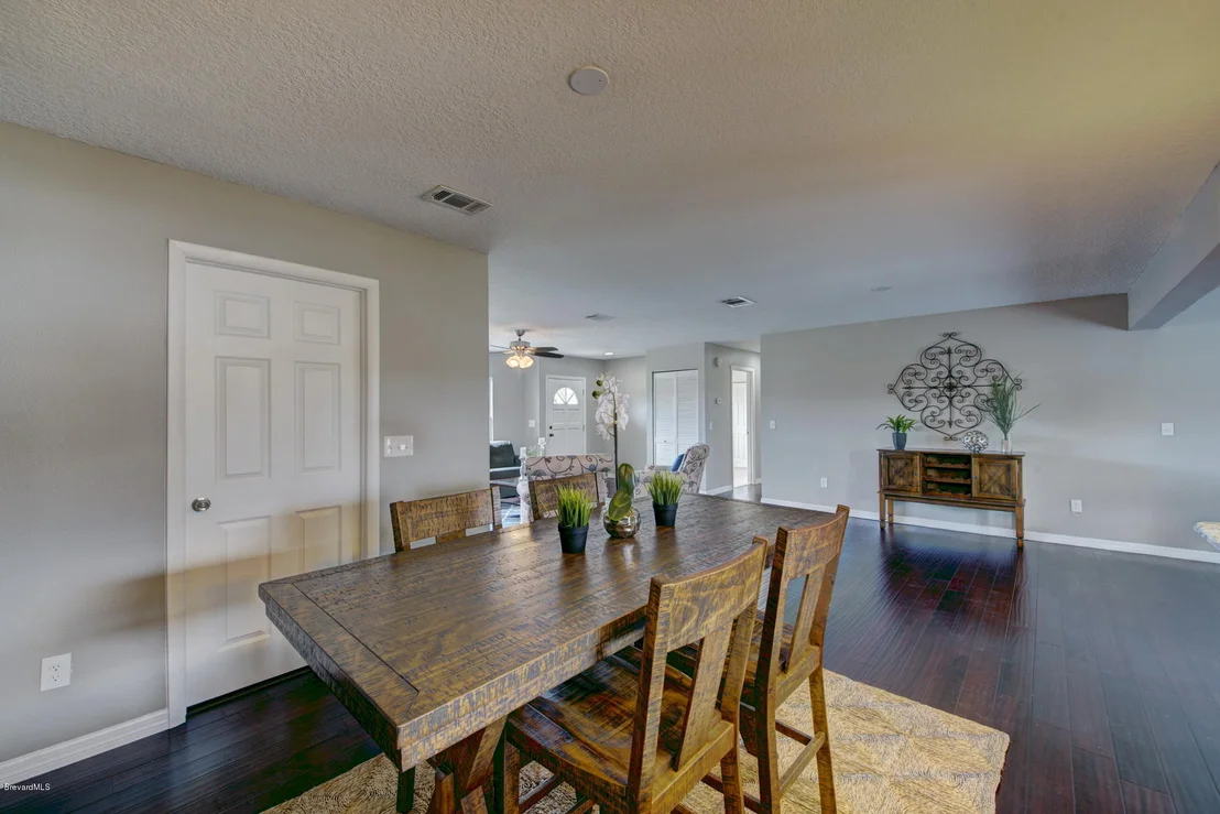 Photo of 1025 Riviera Drive NE