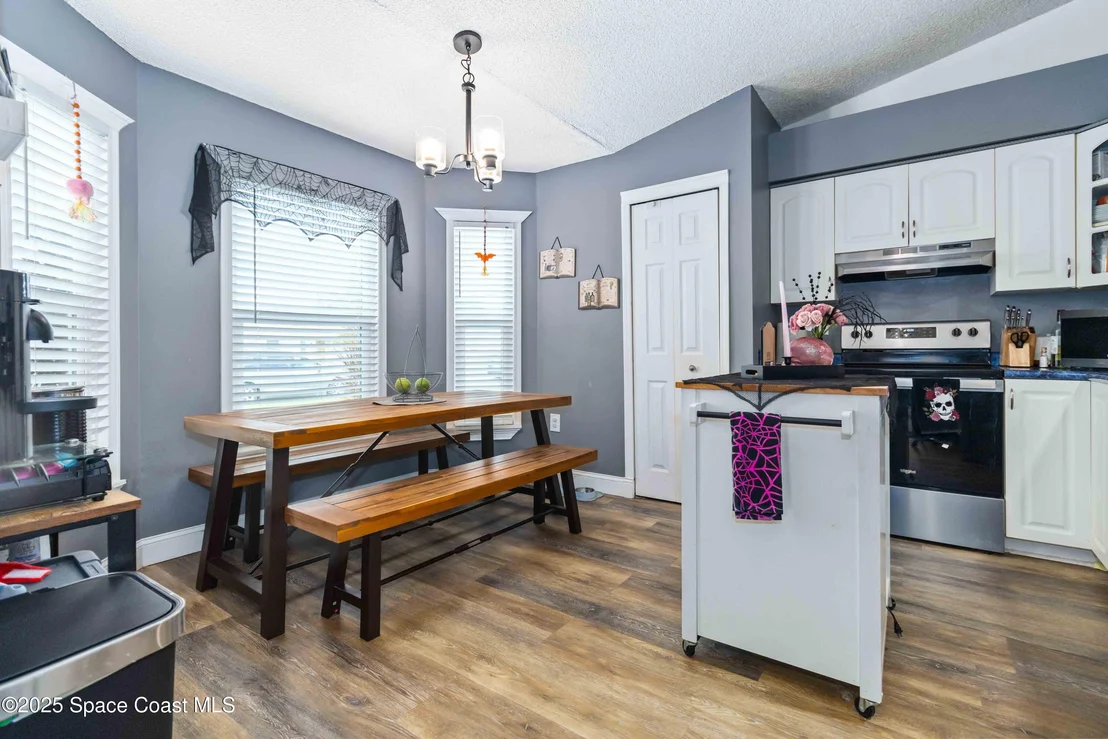 Photo of 6581 Bancroft Avenue