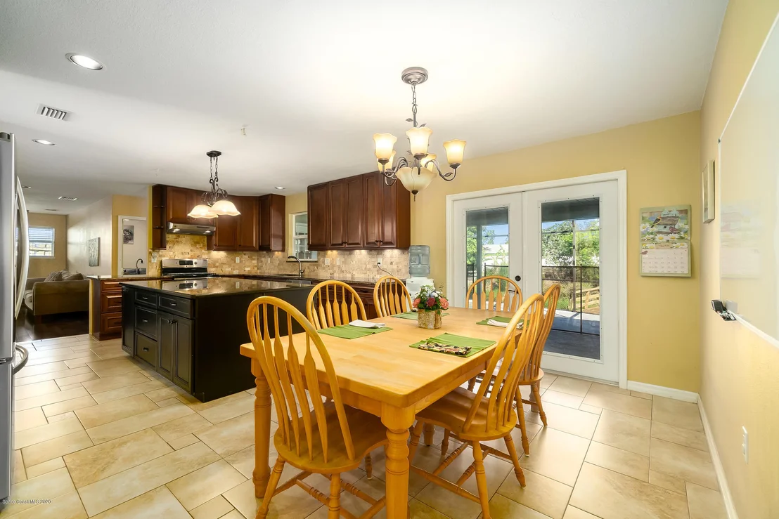 Photo of 810 Cardinal Road