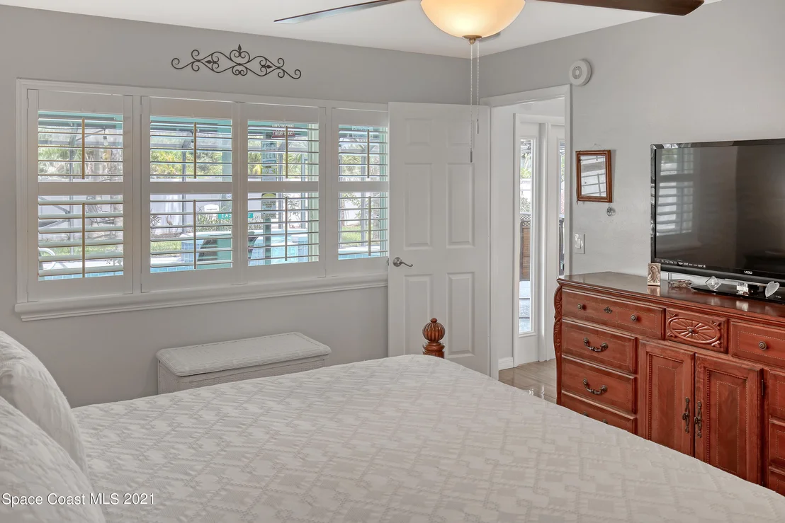 Photo of 895 Riviera Drive NE