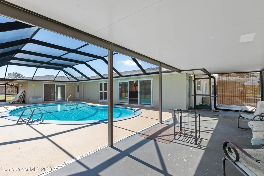 Photo of 609 Roberts Lane NE
