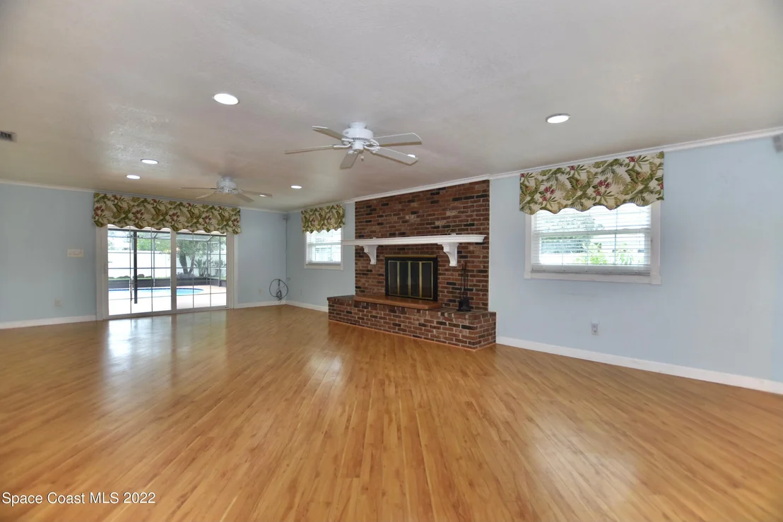 Photo of 977 Kings Post Road
