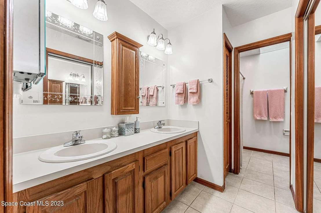 Photo of 885 Ridge Lake Drive