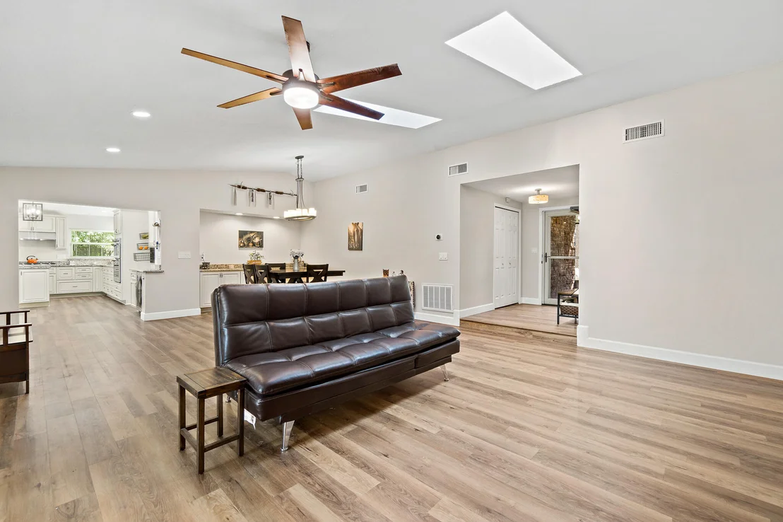 Photo of 810 Knecht Road NE