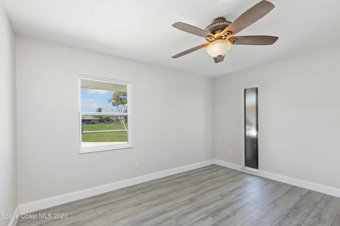 Photo of 609 Roberts Lane NE
