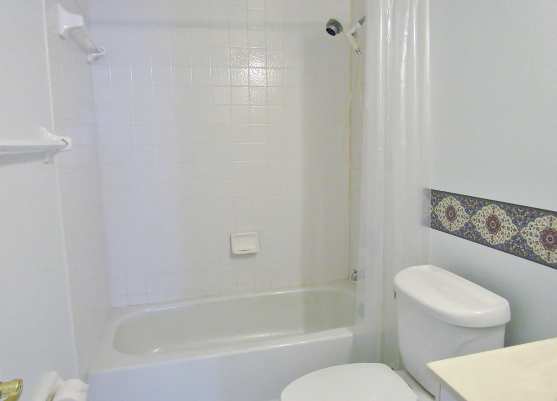 Photo of 1043 NE Goldenrod Circle NE