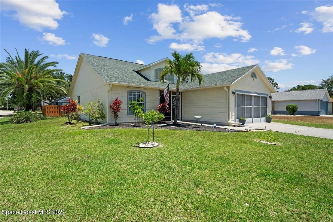 Photo of 100 Oak Lake Road