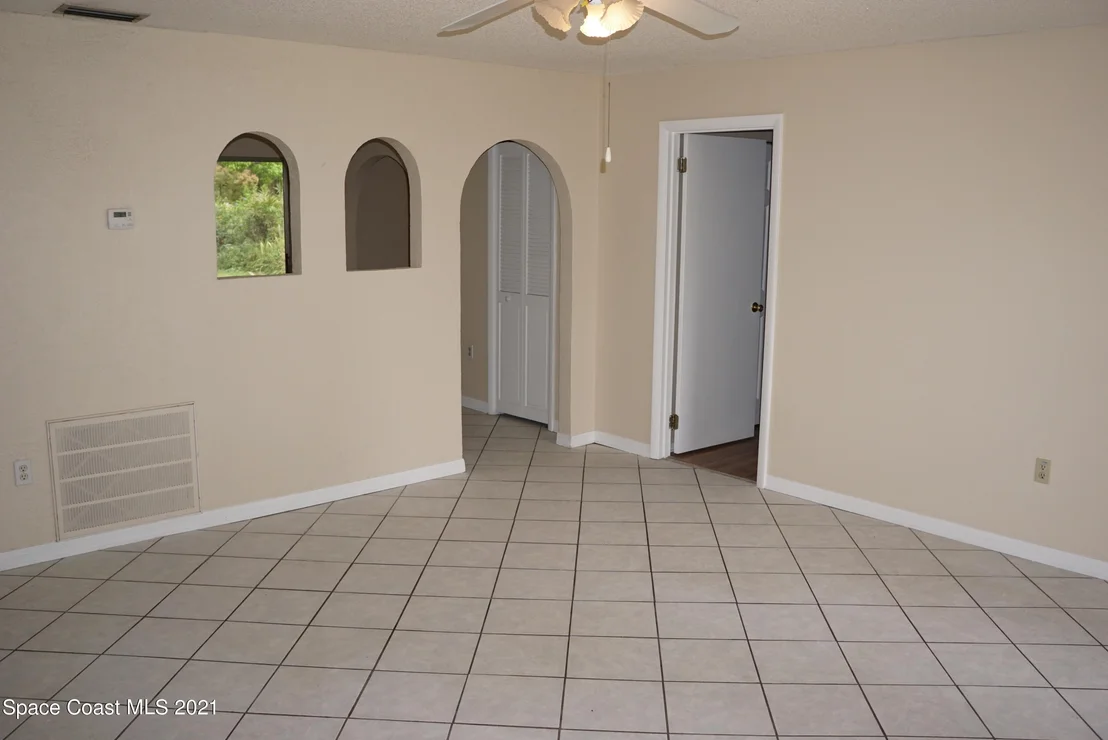 Photo of 1052 Bernice Road
