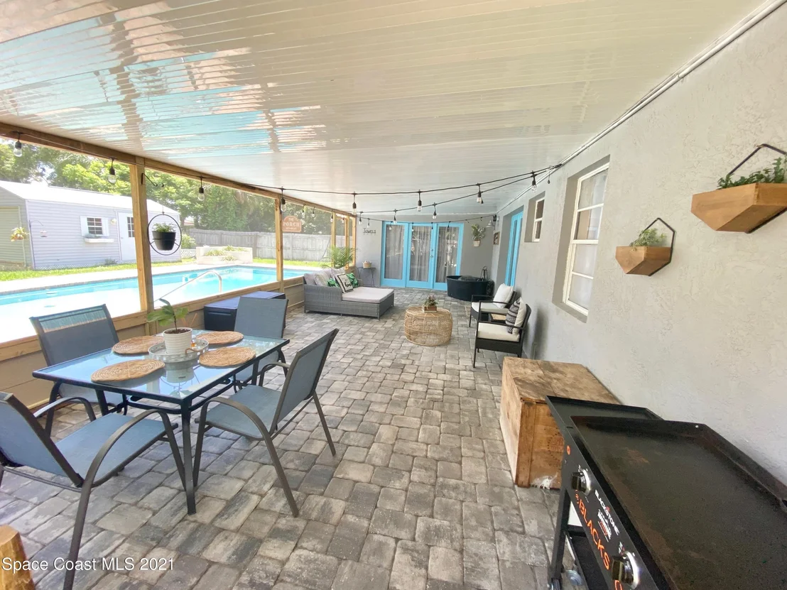 Photo of 1585 Old Colonial Way