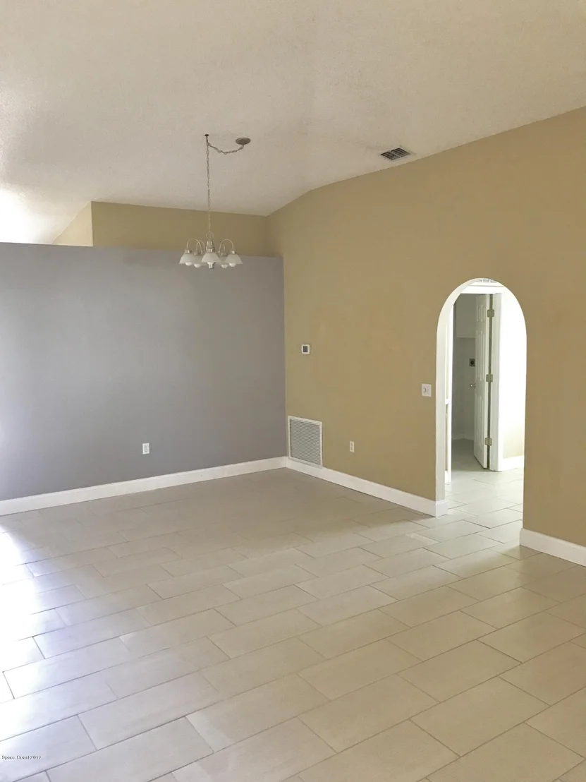 Photo of 1159 White Oak Circle