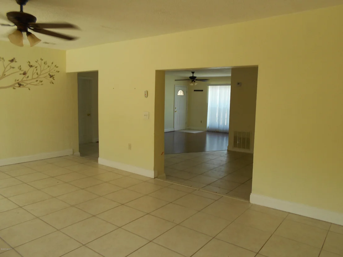 Photo of 1033 Cabot Drive NE