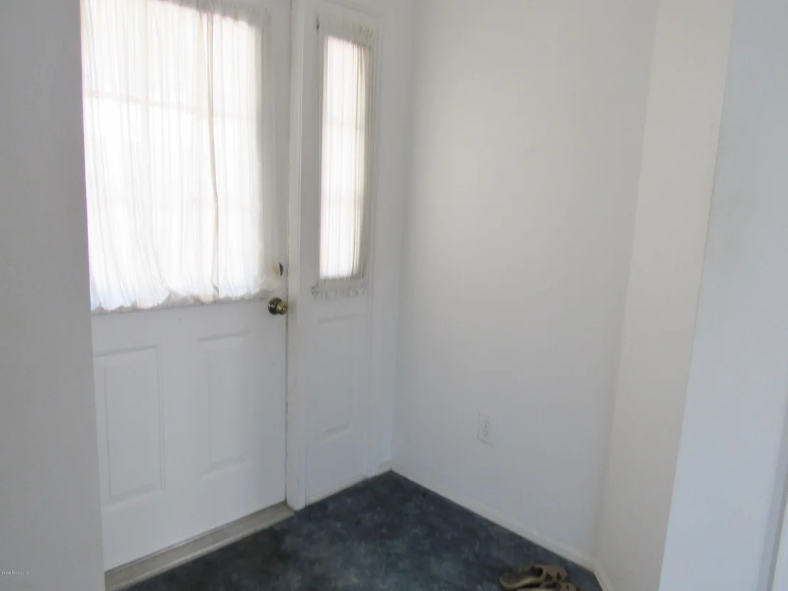 Photo of 1043 NE Goldenrod Circle NE