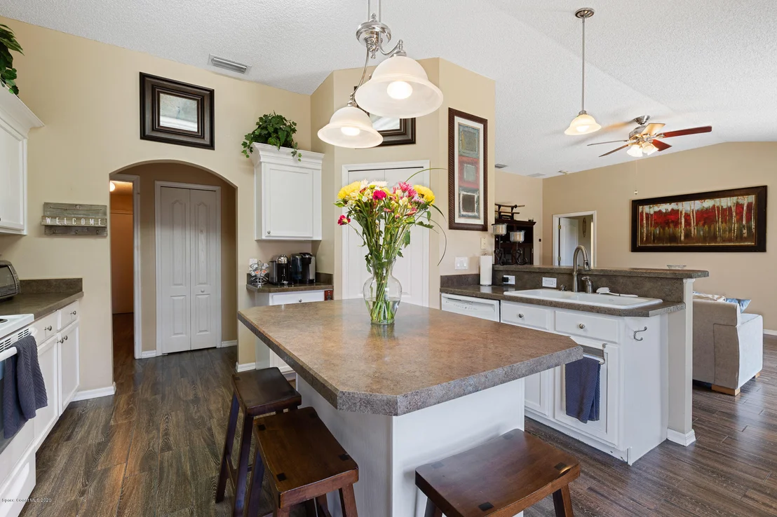 Photo of 817 Honeysuckle Drive